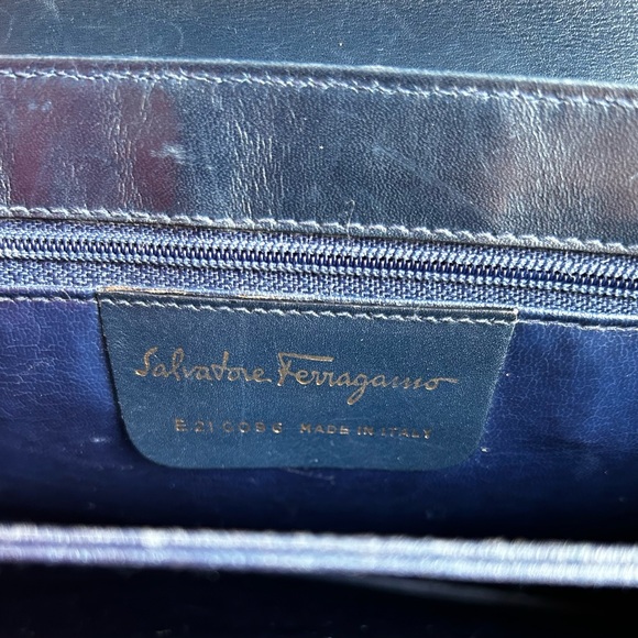 Vintage Salvatore FERRAGAMO navy blue leather crossbody clutch gold chain strap. - Picture 5 of 16